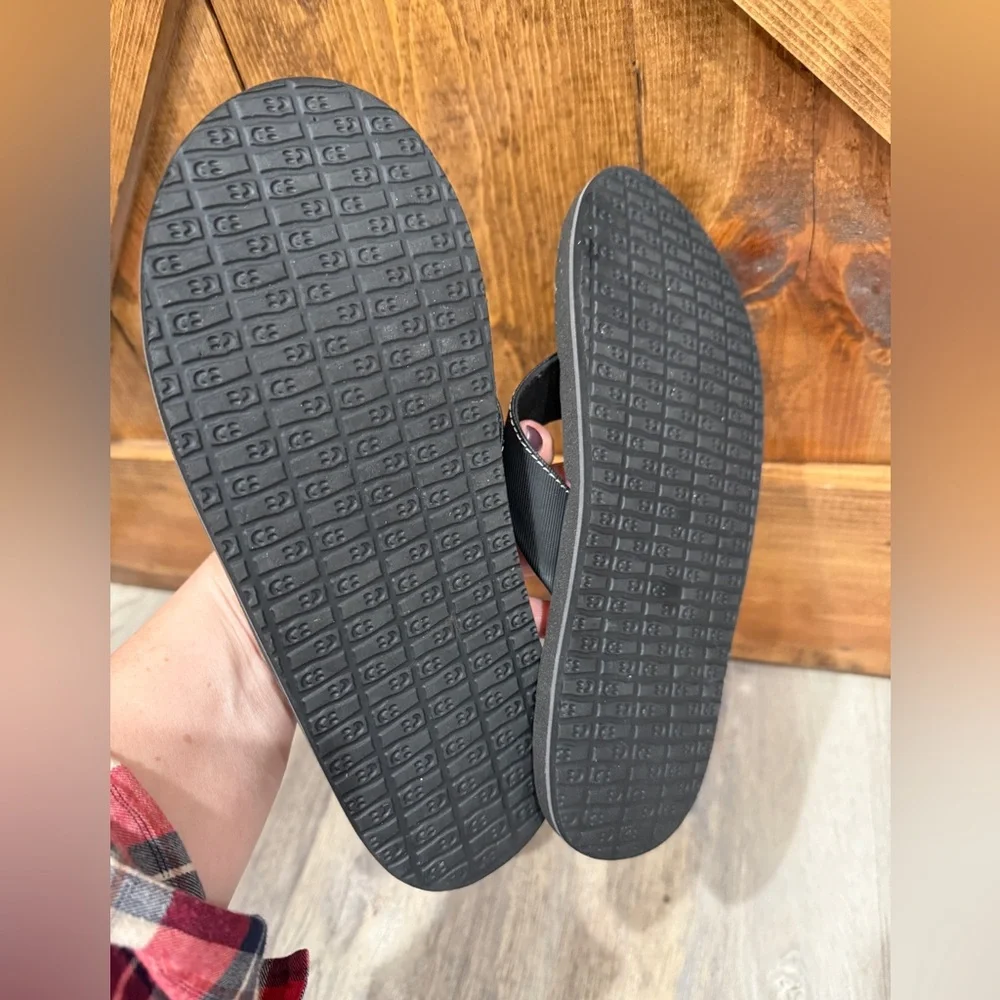 Sanuk black flip flops. Men's size‎ 6-7